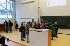 009 Schülergruppe sammelt sich in Hörsaal