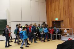 010 Schülergruppe geht zum Seminarraum