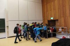 011 Schülergruppe geht zum Seminarraum