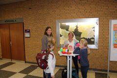 037 Kinder nach der Klausur im Gespräch