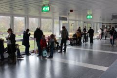 041 Wartende Eltern auf dem Flur