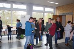 042 Wartende Eltern vor den Hörsälen