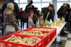 045 Gebäcktisch vor den Hörsälen