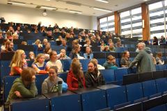 012 Gespannte Teilnehmer und Eltern