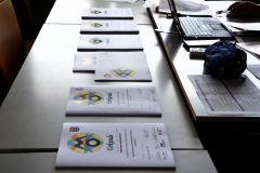 052 Die Urkunden werden vorbereitet